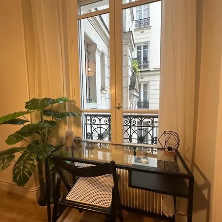 Apparemment Au Bord De Paris * Levallois-Perret