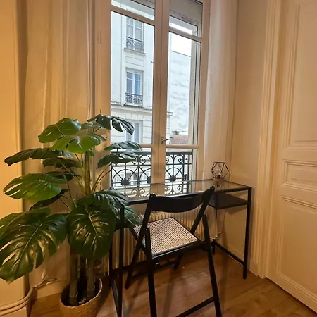 Apparemment Au Bord De Paris Apartment