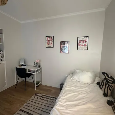 Apparemment Au Bord De Paris *
