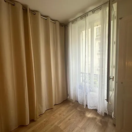 Apparemment Au Bord De Paris